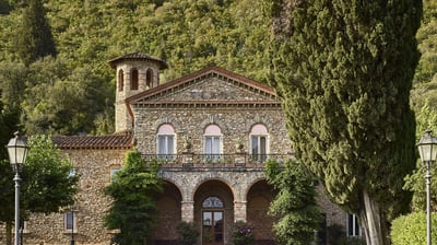 Facciata immersa nel verde del progetto hospitality Grotta Giusti di BRB Engineering srl