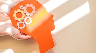 Cabeça com engrenagem simbolizando gestão emocional