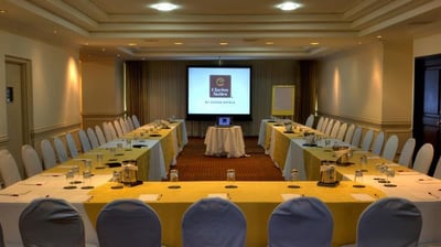Sillas y mesas en evento corporativo