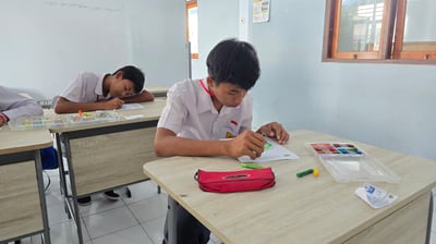 Siswa Belajar di SLB Negeri Colomadu