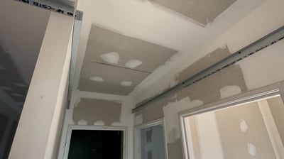 Plafond avec bandes apparentes