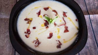 Sopa de melón con jamón y hierbabuena