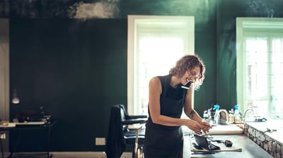 mujer autónoma trabajando