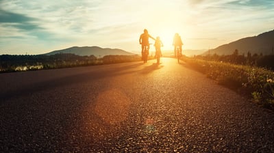 familia montando en bicicleta por carretera