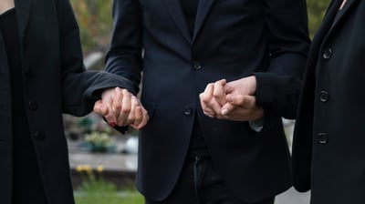 familia vestida de negro en entierro