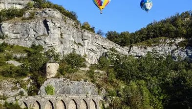 mongolfière près d'un site montagneux près d'Aix-en-Provence
