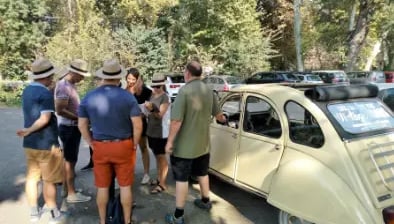groupe de personnes dans le Massif de la Sainte Victoire autour d'une 2CV