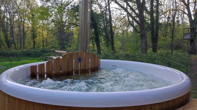 Bain nordique privatif fumant en pleine nature