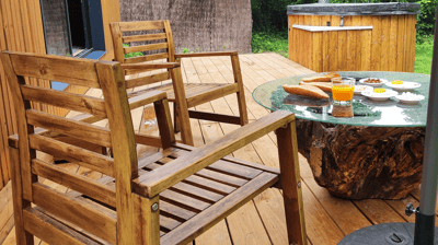Petit déjeuner gourmand servi en cabane avec produits locaux