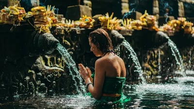 Dvasinė stovykla Balyje, kurioje moteris maudosi vandenyje