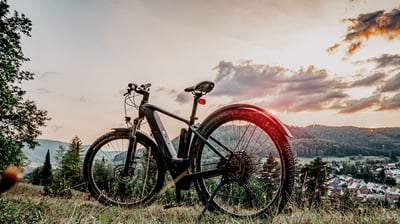 Abgestelltes E-Bike vor Naturkulisse