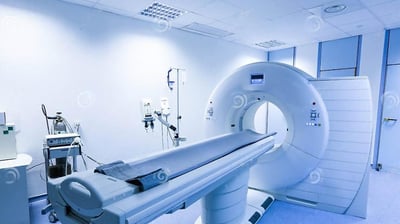 Sala de tomografia com aparelho moderno