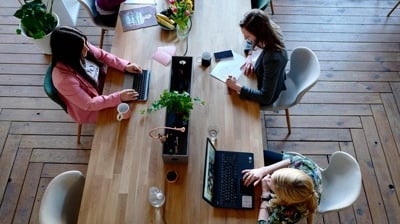 les employées en plein travail