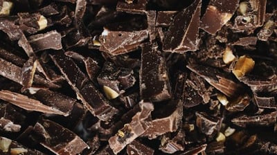 des carreaux de chocolat cassés