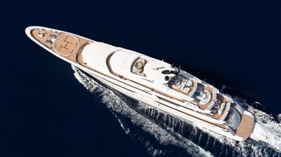 Yate exclusivo de Seawise Yachts frente a la costa mediterránea
