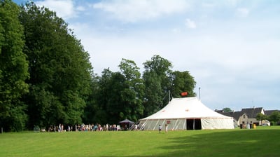 Châpiteau dans un champs vert