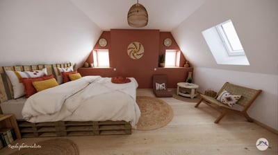 Chambre sous comble au style ethnique avec mur terracotta et lit en palette