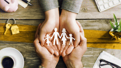 duas pessoas segurando as mãos e com uma imagem de familia nas mãos
