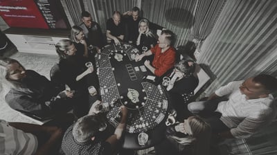 Draugų kompanija Chill Room Vilnius – kazino žaidimų vakaras su krupjė