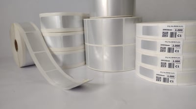 Etiquetas de poliéster plata resistentes al calor, ideales para entornos industriales o productos el