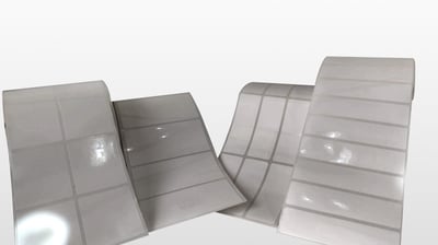 Rollos de etiquetas en polipropileno blanco, resistentes a la humedad
