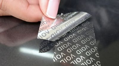 Etiquetas de seguridad VOID que dejan evidencia de manipulación al ser retiradas.