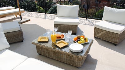 Coin détente et petit déjeuner sur la terrasse vue mer