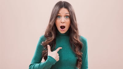 Femme se montrant du doigt : l'EMDR est-ce fait pour moi ? questions-réponses