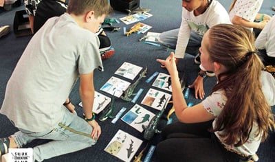 3 enfants avec la boite à requins