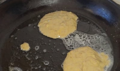 beignet bananes dans une poêle