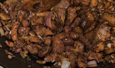 porc frit avec des oignons
