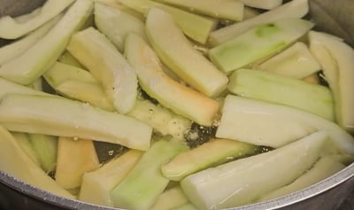 papaye verte en tranches dans de l'eau