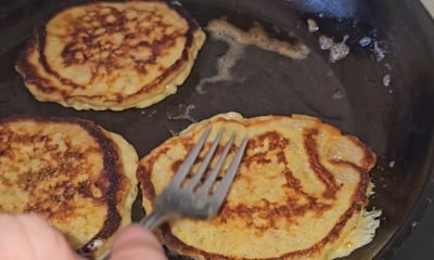 beignet bananes dans une poêle