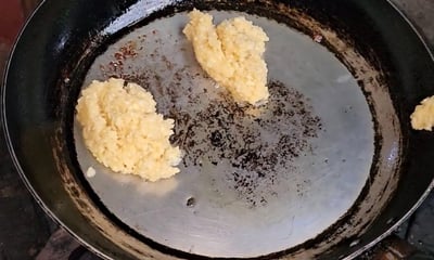 beignet manioc dans une poele