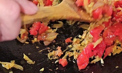 Wood spoon and tomates and oignons
