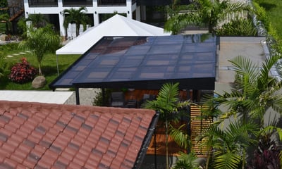 Cristal templado con protección contra los rayos UV en la pérgola marca BOHER España