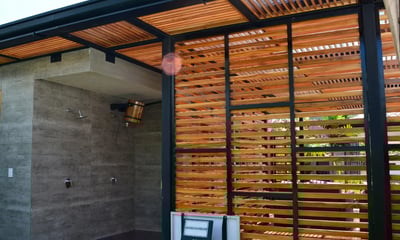 Ducha cubetazo y pared en madera decorativa marca BOHER España