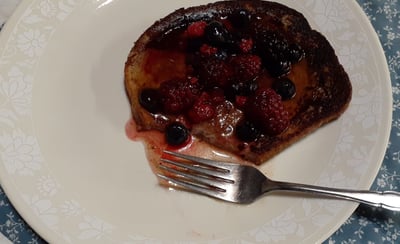 toast with berries