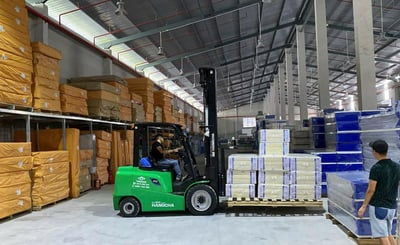 Hình 2. Xe nâng điện hoạt động trong kho sạch