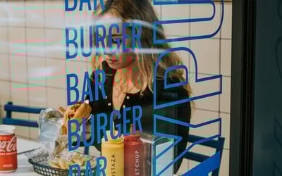 persona disfrutando comiendo una flipa burger - comer hamburgesa