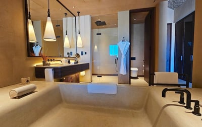 desert-rock-resort-cave-suite-bathroom-1