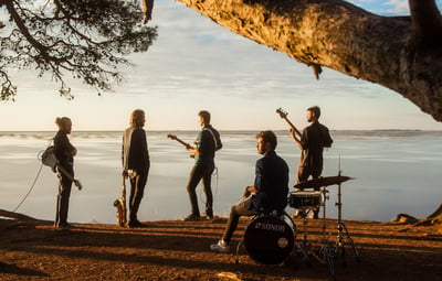 cliché à l'aube en contrejour d'un groupe de musique