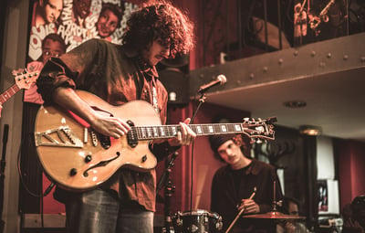 portrait d'un guitariste de jazz