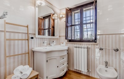 Stanza Fiordaliso vista bagno
