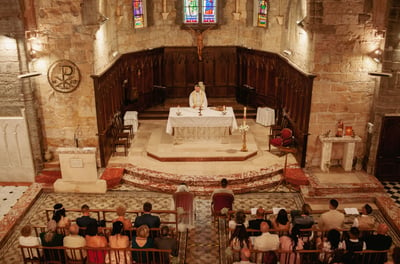 photo en plongée sur la cérémonie et l'autel à l'église