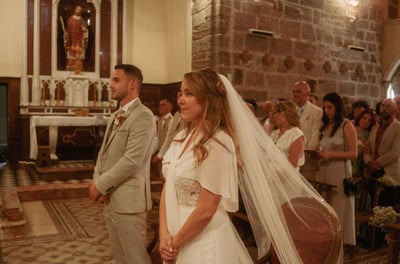 les mariées devant l'autel durant le mariage