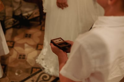 cliché de la présentation des bagues lors du mariages, tons chalereux