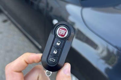 Ideale per chi ha smarrito la prima chiave e desidera una nuova con telecomando per un accesso rapid