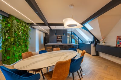 Salle à manger luxueuse avec vue sur cuisine haut de gamme - photographie immobilière