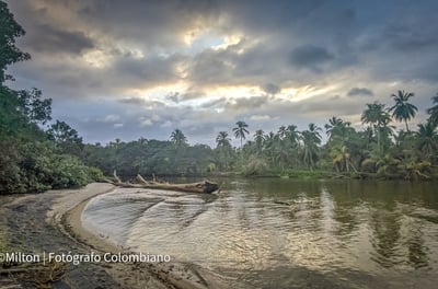 atardecer en el río san salvador cerca de palomino, la guajira